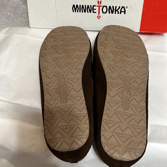 NIB Women’s Minnetonka Britt Trapper slippers Size 9 Chocolate - Picture 3 of 5